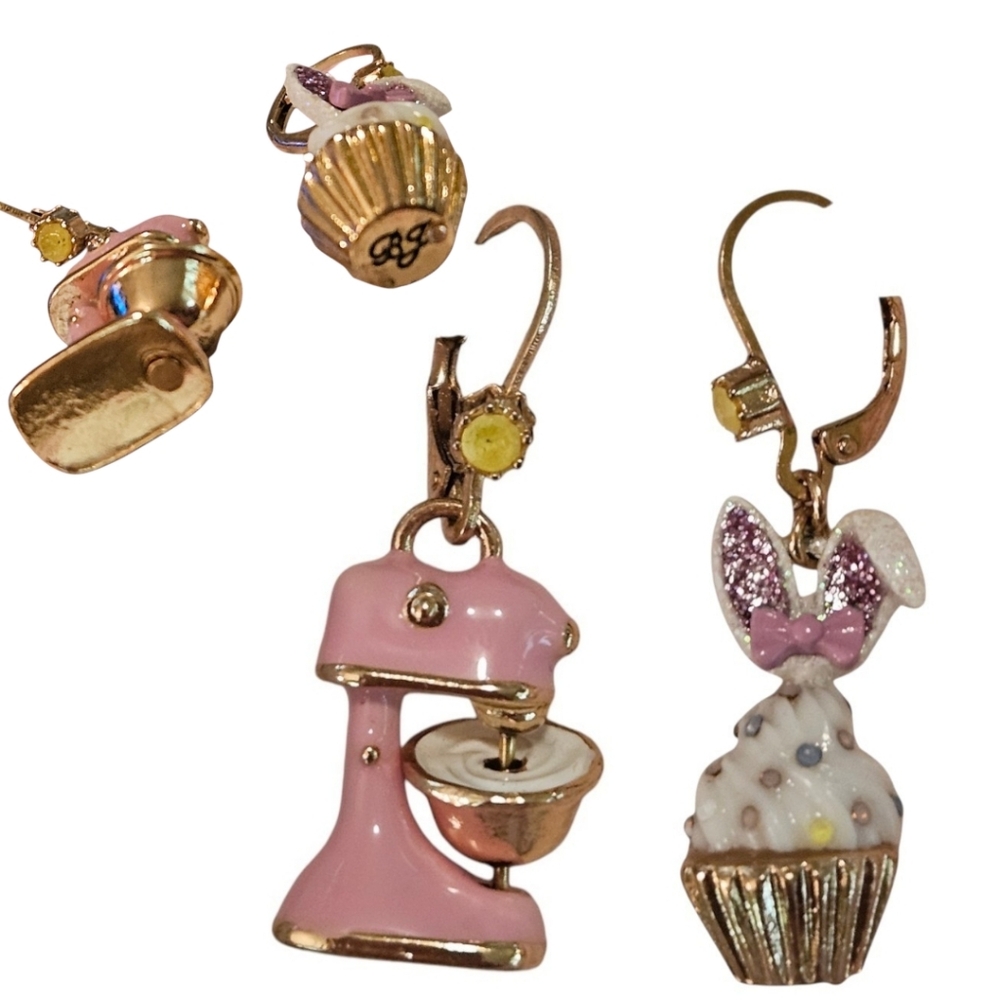 🧁🐰Betsey Bunny Ears Cupcake & Pink Mixer Mismatched Earrings - NWT&B